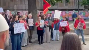Protestë në Hagë: Rama jep dorëheqjen