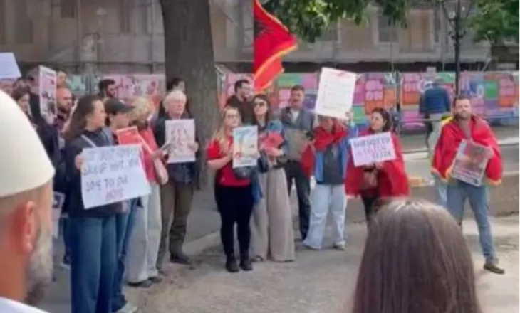 Protestë në Hagë: Rama jep dorëheqjen