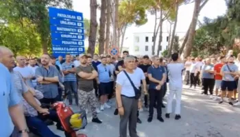 Protestë në spitalin e Lushnjes, qytetarët kërkojnë përmirësimin e kushteve