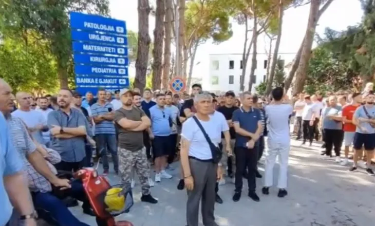Protestë në spitalin e Lushnjes, qytetarët kërkojnë përmirësimin e kushteve