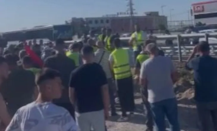 Protestë në Yrshek, banorët kundër heqjes së mbikalimit: Na detyron të ecim me kilometra të tërë në këmbë