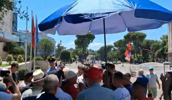 Protestë pa afat para Kryeministrisë/ Goxhaj rikthen idenë e Berishës, flet për “mosbindje civile”: Le të na arrestojnë, nuk na i ndjen!