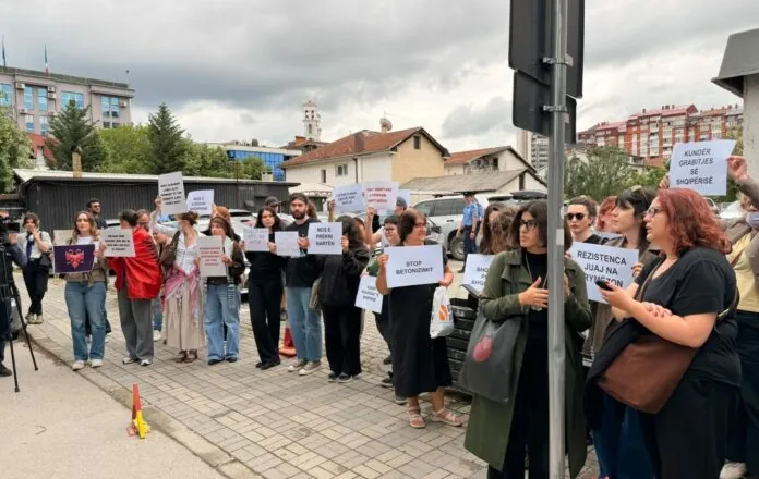 Protestë për “Zvërnecin” në Kosovë, tubimi përpara ambasadës së Shqipërisë në Prishtinë
