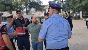 Protestonte para Kuvendit, Policia arreston Dritan Goxhajn