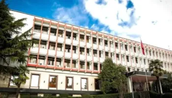 Protestues të maskuar hoqën flamurin te Ambasada Izraelite, Ministria e Jashtme: Akt i turpshëm