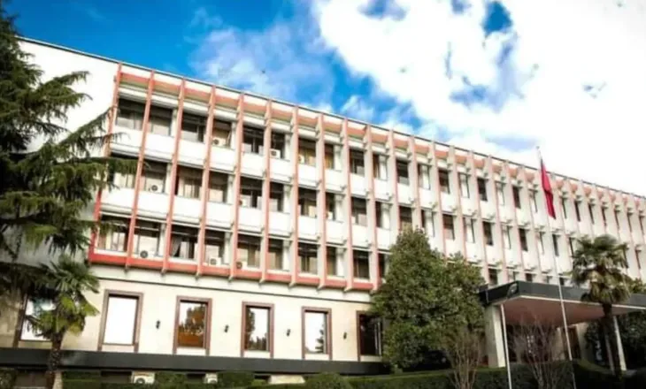 Protestues të maskuar hoqën flamurin te Ambasada Izraelite, Ministria e Jashtme: Akt i turpshëm