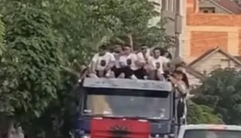 Protestues të Vetëvendosjes zbarkojnë nga Kosova në Tiranë, i bashkohen protestës kundër Ramës (VIDEO)