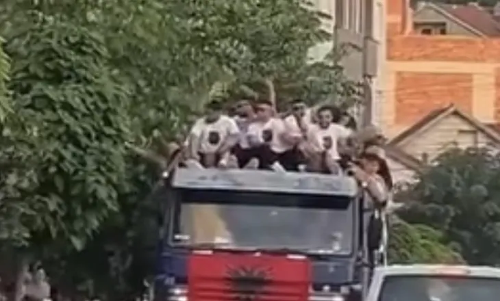 Protestues të Vetëvendosjes zbarkojnë nga Kosova në Tiranë, i bashkohen protestës kundër Ramës (VIDEO)