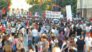 Protestuesi i drejtohet komisioneres Kos: Garancia s’vlen, do të grisim kontratën 36-vjeçare me klasën politike