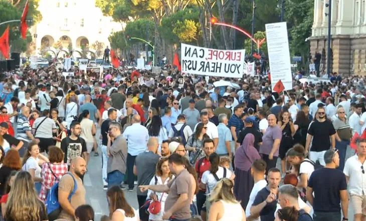 Protestuesi i drejtohet komisioneres Kos: Garancia s’vlen, do të grisim kontratën 36-vjeçare me klasën politike