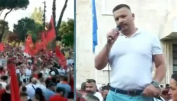 Protestuesi nga diaspora rrëqeth me vargjet e Fishtës: Kthehuni shqiptarë, ta marrim fatin në dorë