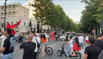 Protestuesit bllokojnë kryqëzimin te ish-hotel “Dajti”, automjetet detyrohen të kthehen pas