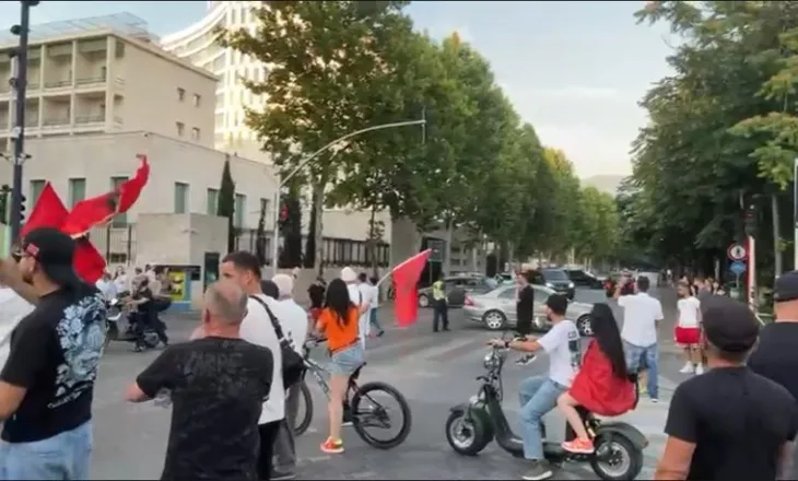 Protestuesit bllokojnë kryqëzimin te ish-hotel “Dajti”, automjetet detyrohen të kthehen pas