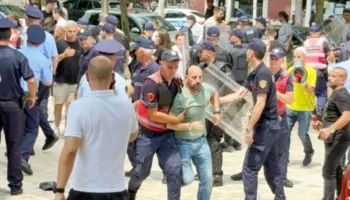 Protestuesit hedhin vezë drejt makinës së Braçes, mbrojnë të arrestuarit