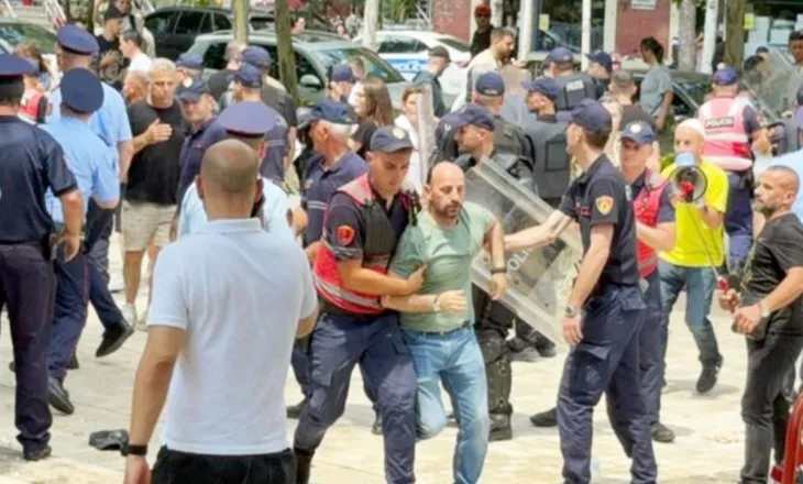 Protestuesit hedhin vezë drejt makinës së Braçes, mbrojnë të arrestuarit