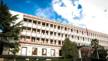 Protestuesit heqin flamurin e Ambasadës së Izraelit në Tiranë, Ministria e Jashtme: Po përçani dhe po përhapni urrejtje!
