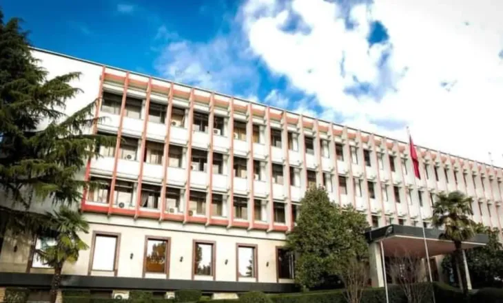 Protestuesit heqin flamurin e Ambasadës së Izraelit në Tiranë, Ministria e Jashtme: Po përçani dhe po përhapni urrejtje!
