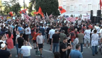 Protestuesit i përgatisin Ramës shkresën e dorëheqjes në ditën e 13-të