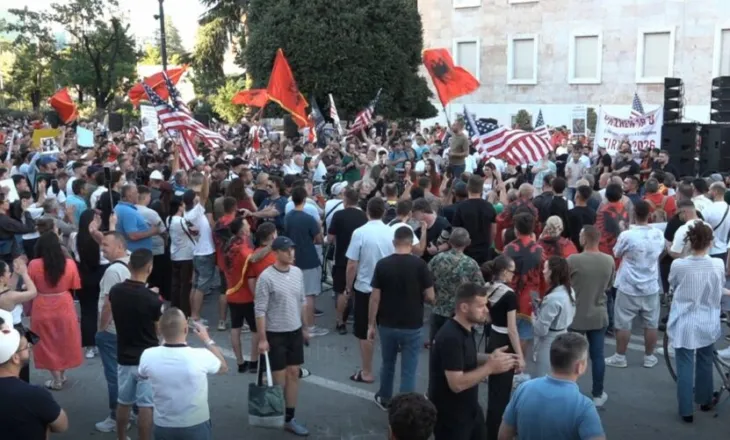 Protestuesit i përgatisin Ramës shkresën e dorëheqjes në ditën e 13-të