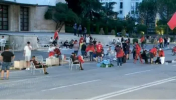 Protestuesit kalojnë natën para Kryeministrisë, kërkojnë largimin e Ramës: Je i rrethuar nuk ke për të shpëtuar!