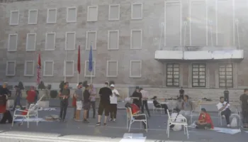 Protestuesit kaluan natën në shesh me thirrjet: Je i rrethuar, nuk ke ku të shpëtosh