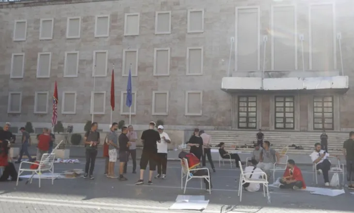Protestuesit kaluan natën në shesh me thirrjet: Je i rrethuar, nuk ke ku të shpëtosh
