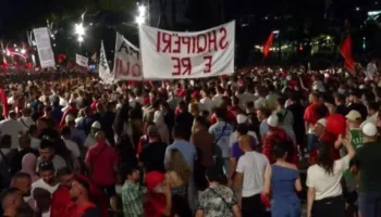 Protestuesit kërkojnë largimin e Ramës/ Nis marshimi i turmës kilometrike në rrugët e kryeqytetit