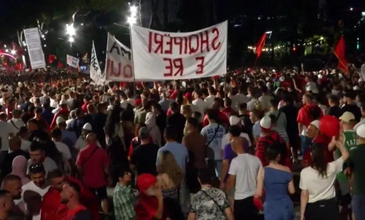 Protestuesit kërkojnë largimin e Ramës/ Nis marshimi i turmës kilometrike në rrugët e kryeqytetit