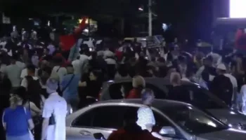 Protestuesit marshojnë në Tiranë, shoferët e automjeteve solidarizohen me qytetarët, fikin makinat dhe duartrokasin