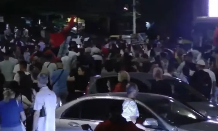 Protestuesit marshojnë në Tiranë, shoferët e automjeteve solidarizohen me qytetarët, fikin makinat dhe duartrokasin
