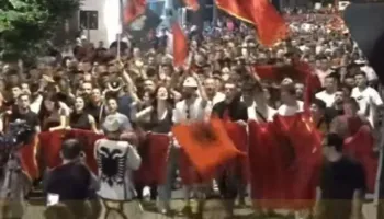 Protestuesit marshojnë nëpër rrugët e Tiranës me thirrjet në kor: Edi Rama jepe dorëheqjen