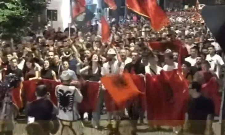 Protestuesit marshojnë nëpër rrugët e Tiranës me thirrjet në kor: Edi Rama jepe dorëheqjen