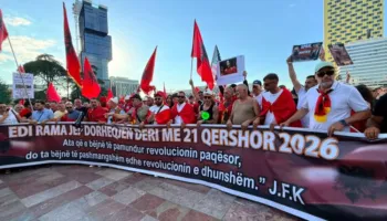 Protestuesit mblidhen në sheshin “Skënderbej” dhe nisin marshimin drejt Kryeministrisë