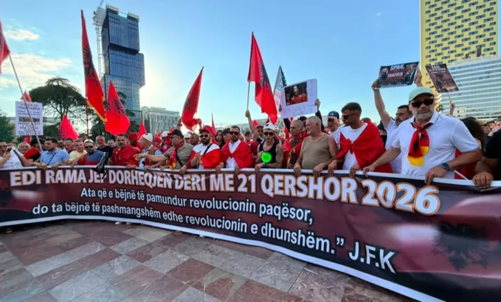Protestuesit mblidhen në sheshin “Skënderbej” dhe nisin marshimin drejt Kryeministrisë
