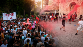 Protestuesit ‘mësyjnë’ brenda Universitetit Politeknik, tensione me policinë për banderolën e shpalosur në fasadë