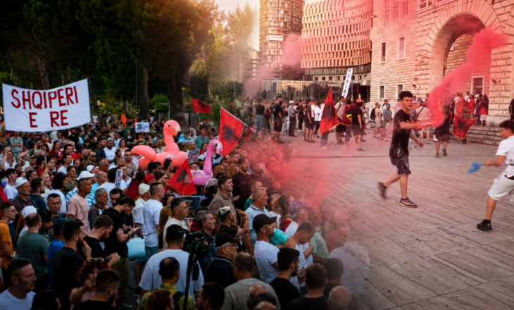 Protestuesit ‘mësyjnë’ brenda Universitetit Politeknik, tensione me policinë për banderolën e shpalosur në fasadë