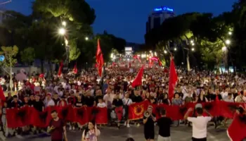 Protestuesit ndezin dritat e telefonave/ Nuk ndalet marshimi në rrugët e Tiranës