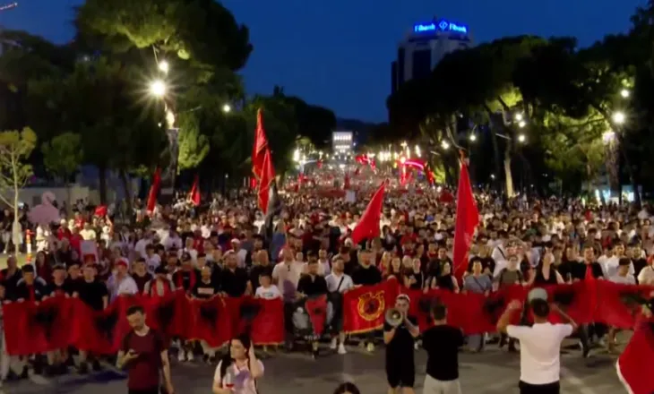 Protestuesit ndezin dritat e telefonave/ Nuk ndalet marshimi në rrugët e Tiranës