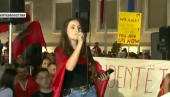 Protestuesit në kor: Rama jepe dorëheqjen! Edhe studentët e diasporës do i kesh këtu