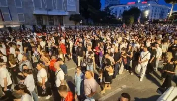 Protestuesit në marshim rrugëve të Tiranës: O Erjon, o legen, prite Ramën se po vjen
