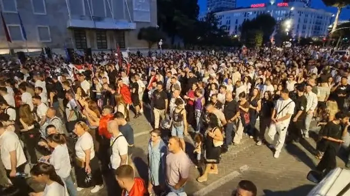 Protestuesit në marshim rrugëve të Tiranës: O Erjon, o legen, prite Ramën se po vjen