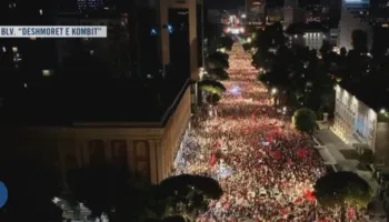Protestuesit nisin rrethimin e Kryeministrisë: Sonte do ta gdhijmë këtu! Marshim gjithë natën