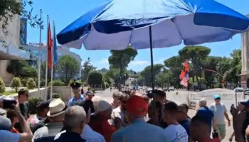 Protestuesit nuk ikin nga Kryeministria, vendosin çadër për t’u mbrojtur nga dielli, policia tenton t’i pengojë