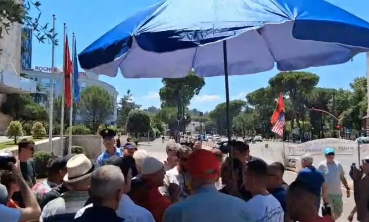 Protestuesit nuk ikin nga Kryeministria, vendosin çadër për t’u mbrojtur nga dielli, policia tenton t’i pengojë