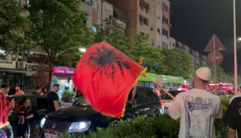 Protestuesit ‘paralizojnë’ qarkullimin në Tiranë, marshojnë nëpër rrugët e kryeqytetit, futen mes makinave