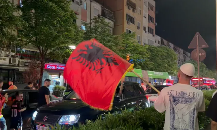 Protestuesit ‘paralizojnë’ qarkullimin në Tiranë, marshojnë nëpër rrugët e kryeqytetit, futen mes makinave
