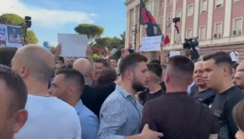 Protestuesit përplasen me anëtarë të FRPD: Opozitë e shitur