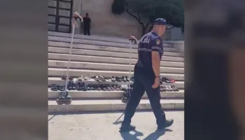 Protestuesit përplasen me policinë, efektivët heqin këpucët tek shkallët e Kryeministrisë