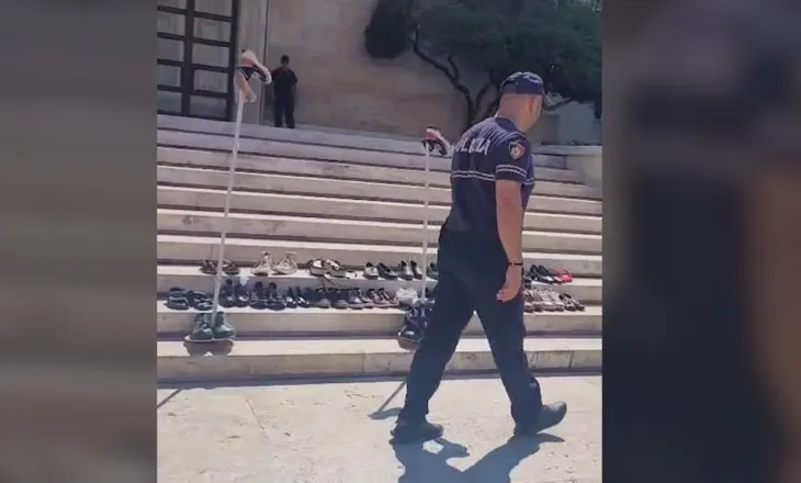Protestuesit përplasen me policinë, efektivët heqin këpucët tek shkallët e Kryeministrisë