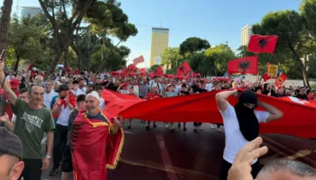 Protestuesit rrethojnë Kryeministrinë, afat Ramës dhe thirrje Berishës për dorëheqje